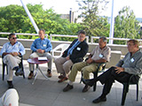 Eine der besten fachlichen Diskussionen auf der Galathea Terrasse, Juni 2005. Luiz S. Toledo – Brasilien, Daniel Baker – USA, Ithamar Stocchero – Brasilien, Daniel Marchac – Frankreich, Bruce Connell – USA